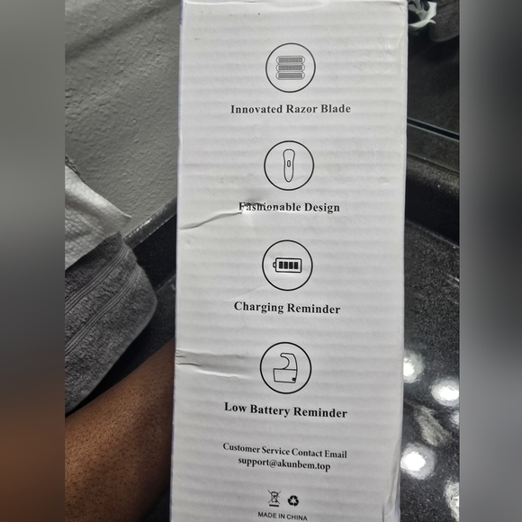 Women's Electric Razor - Picture 2 of 8